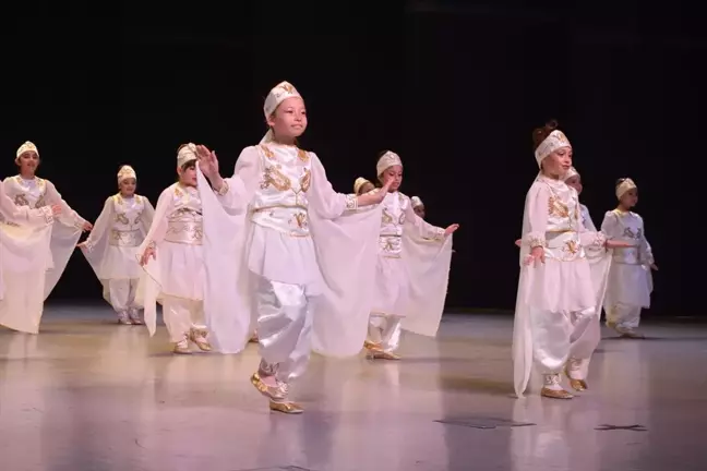 Bolu Gazel Folklor Spor Kulübü 'Anadolu'nun Renkleri' Gösterisini Sahneledi