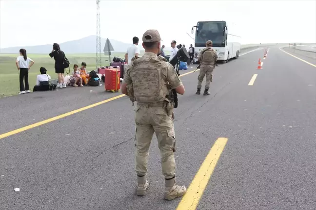 Kars'ın Digor ilçesinde yolcu otobüsünde çıkan yangın söndürüldü