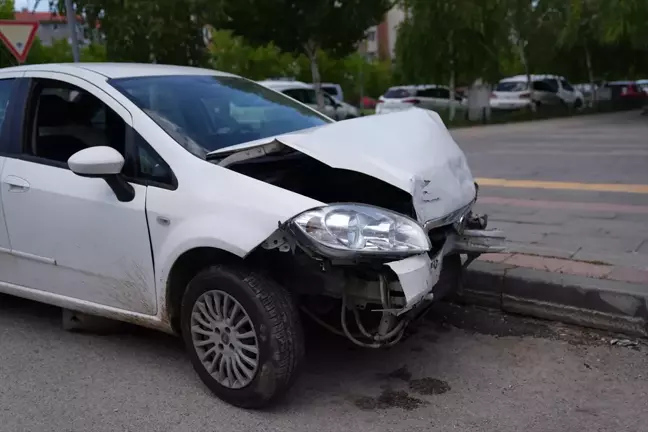 Erzurum'da otomobil ile hafif ticari araç çarpıştı: 5 yaralı