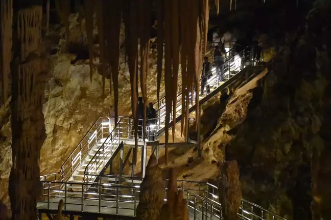 Gümüşhane'deki Karaca Mağarası, yerli ve yabancı turistlerin ilgisini çekiyor