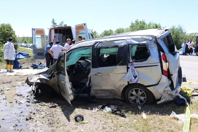 Kastamonu'da Hafif Ticari Araç Devrildi: 1 Ölü, 4 Yaralı