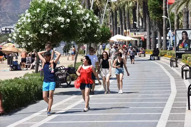 Muğla sahillerinde bayramın ikinci gününde de hareketlilik sürüyor