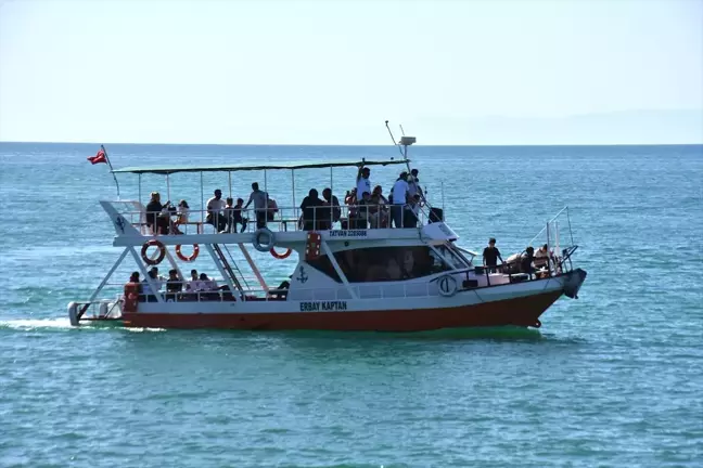 Van Gölü'nde Sıcaktan Bunalanlar Serinlemek İçin Akın Etti