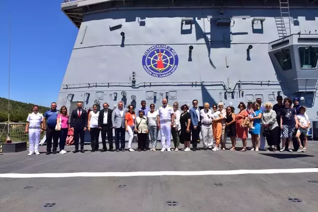 İzmir Foça'da yaşayan şehit aileleri, Kurban Bayramı dolayısıyla TCG Sancaktar'da ağırlandı