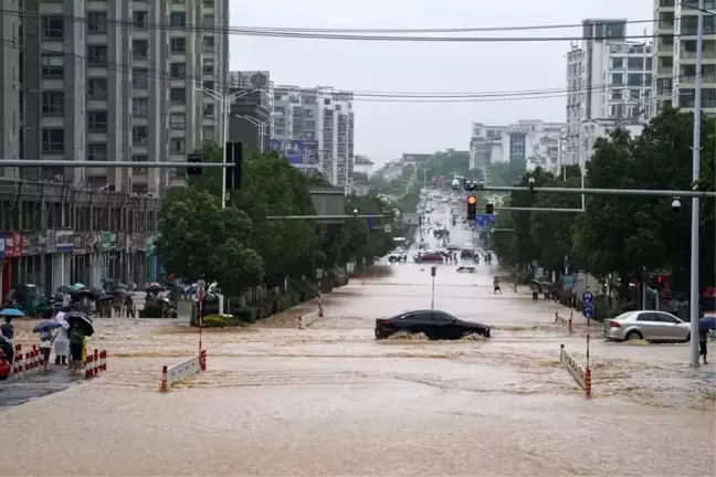 Çin'in Huangshan kenti sağanak yağış ve fırtınaların etkisi altında