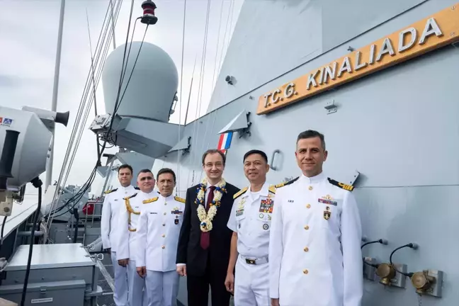 TCG Kınalıada, Japonya seyrinde Filipinler'i ziyaret etti