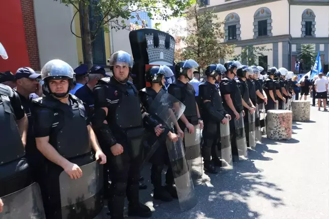 Tiran'da Belediye Başkanı İstifası İçin Protestolar Devam Ediyor