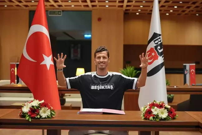 Beşiktaş, Salih Uçan ile yeni sözleşme imzaladı