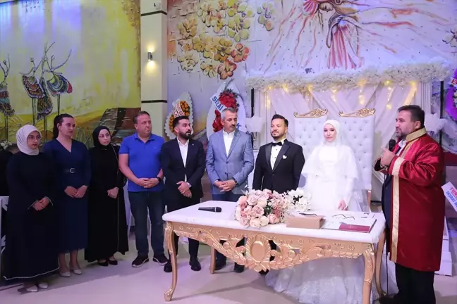 Edirne Valisi ve TÜGVA Başkanı, çiftin nikah şahitliğini yaptı