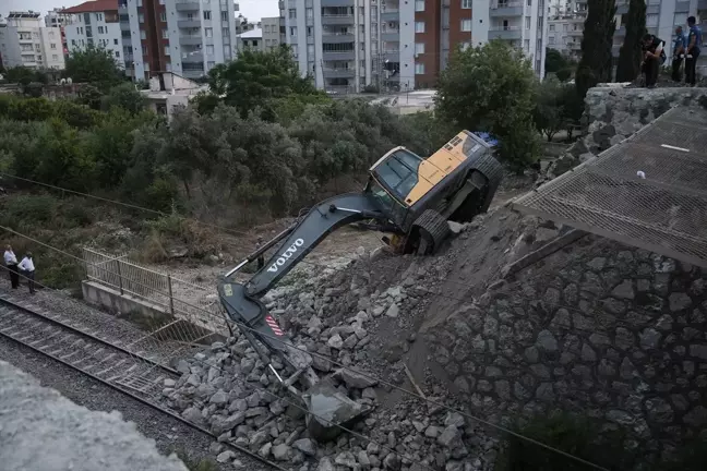 Hatay'da demir yolunda toprak kayması: Bir işçi yaralandı