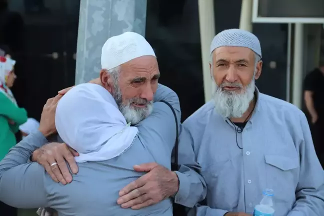 Adıyaman'dan kutsal topraklara giden ilk hacı kafilesi kente döndü