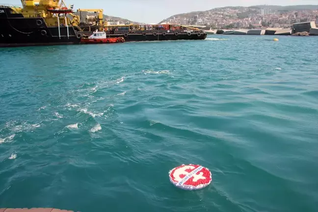 Zonguldak'ta Fırtına Nedeniyle Batan Gemide Hayatını Kaybeden Mürettebat İçin Denize Çelenk Bırakıldı