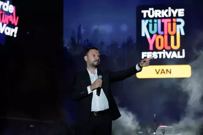 Alişan, Van Kültür Yolu Festivali'nde sahne aldı