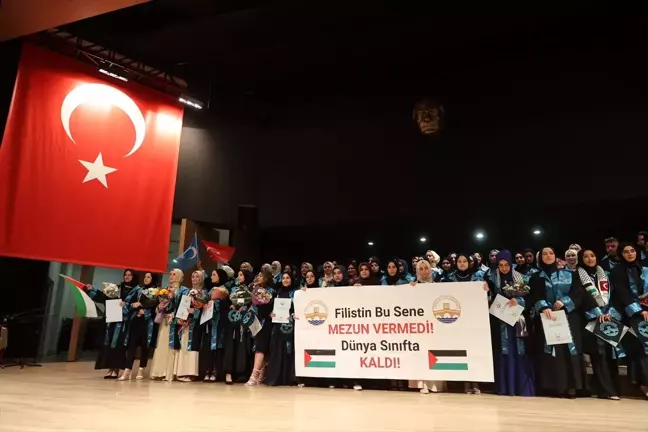 Trakya Üniversitesi İlahiyat Fakültesi mezuniyet töreninde öğrenciler İsrail'e tepki gösterdi