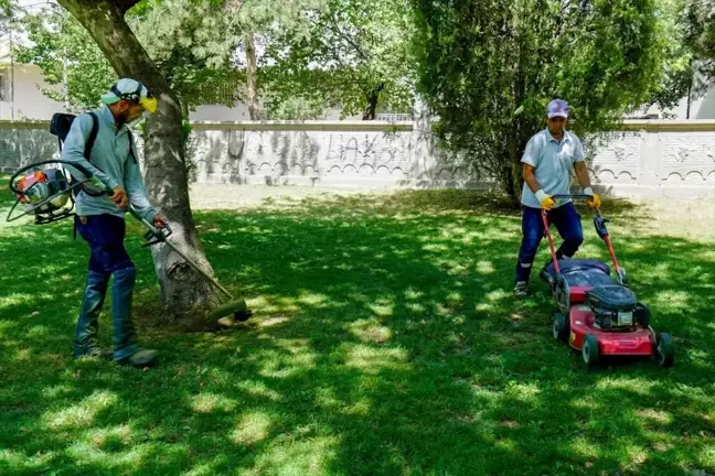 Meram Belediyesi Park ve Bahçelerde Çevre Düzenlemesi Yapıyor