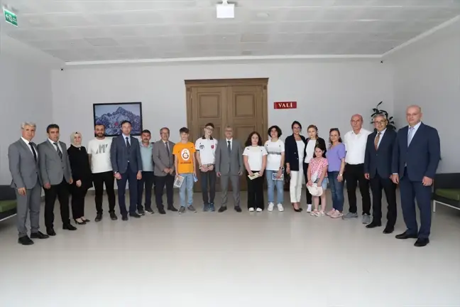 Niğde Valisi, LGS'de 500 tam puan alan öğrencileri kabul etti