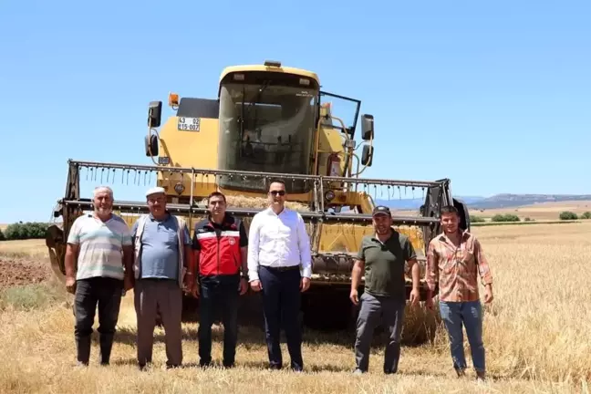 Aslanapa Kaymakamı ve Tarım Müdürü Biçerdöver Kontrolüne Katıldı