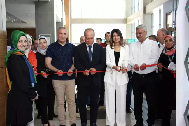 Elazığ Fethi Sekin Şehir Hastanesi'nde el işi ve resim sergisi açıldı