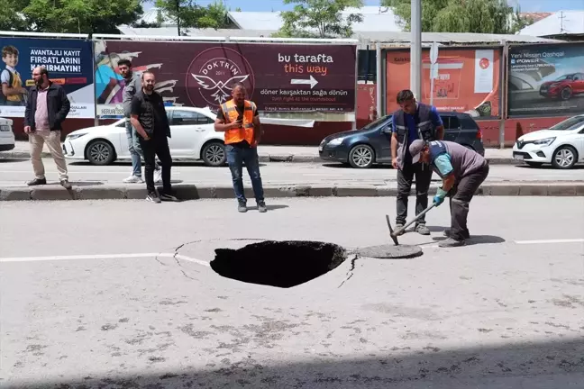 Erzurum'da Şiddetli Sağanak Sonrası Cadde Çöktü