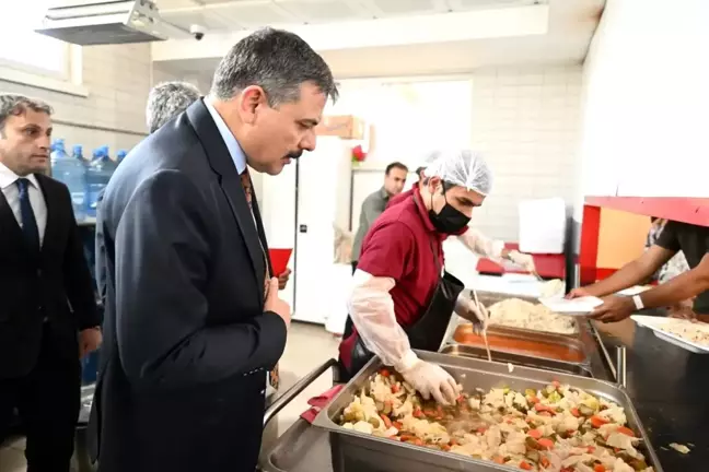 Vali Mustafa Çiftçi, Aşkale Geri Gönderme Merkezi-1'i ziyaret etti