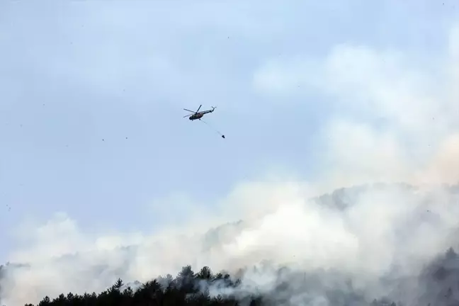 Kastamonu İhsangazi'de çıkan orman yangını söndürme çalışmaları devam ediyor