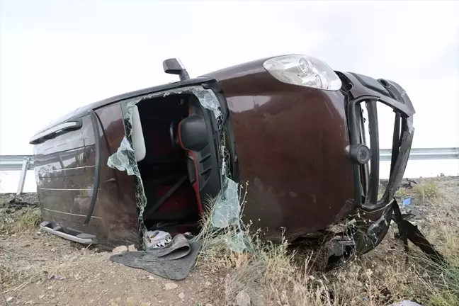 Sivas'ın Hafik ilçesinde hafif ticari araç devrildi, 6 kişi yaralandı