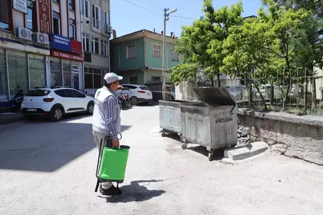 Tokat'ın Turhal ilçesinde çöp konteynerleri düzenli aralıklarla ilaçlanıp yıkanıyor