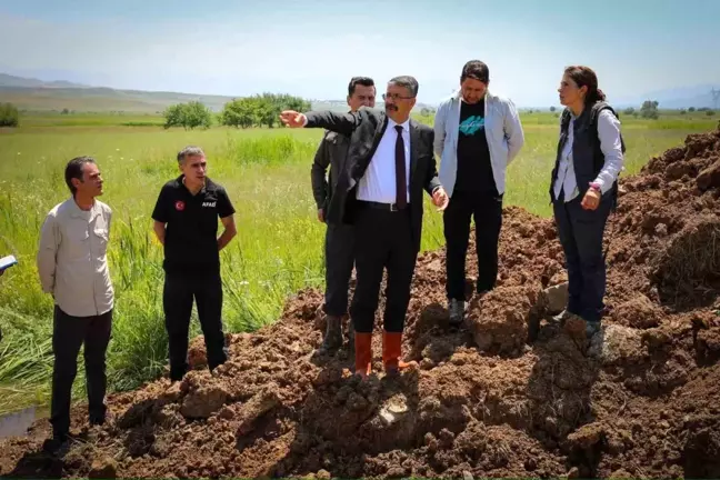 Hakkari Valisi Ali Çelik, fay hattı çalışmalarını inceledi