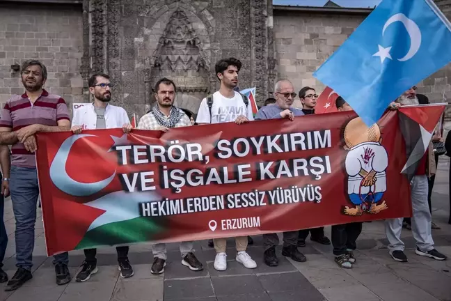 Erzurum'da İsrail'in Gazze'ye yönelik saldırılarını protesto eden sağlık çalışanları sessiz yürüyüşlerini sürdürüyor