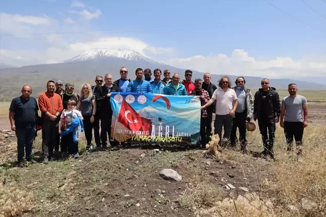 Doğa Tutkunu Abdullah Yıldız, Ağrı Dağı'ndan Yamaç Paraşütüyle İniş Yaptı