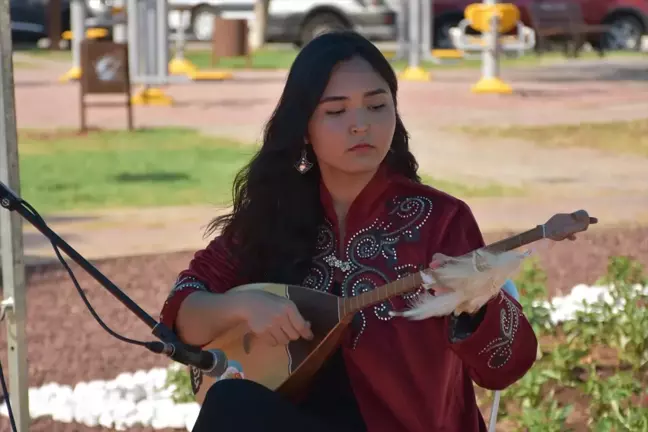 Antalya'da Kazak ozanı Jambıl Jabayev'in ismi verilen parka dombra heykeli dikildi