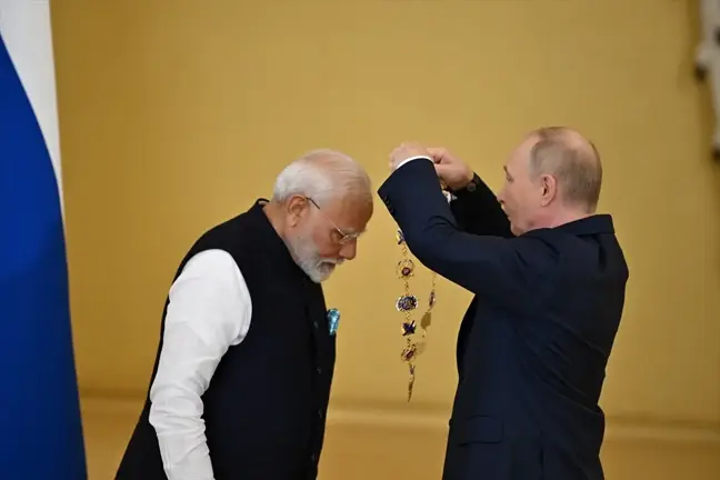 Putin, Modi'ye Aziz Andreas Nişanı takdim etti