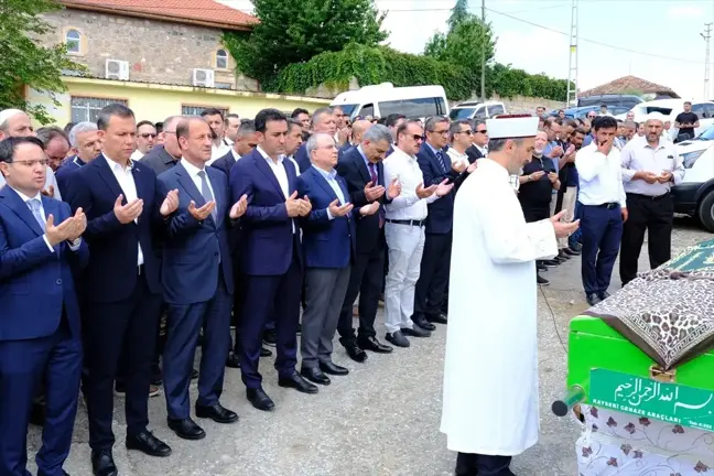 HSK Eski Genel Sekreteri Seyfi Han'ın Annesi Zülfiye Han'ın Cenazesi Yozgat'ta Defnedildi