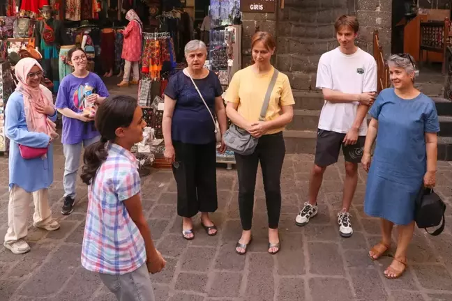 Diyarbakır'da Ortaokul Öğrencileri Turistlere Rehberlik Yaparak Yabancı Dil Becerisini Geliştiriyor