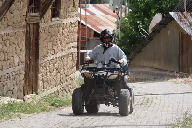 Erzincan'ın Kemaliye ilçesinde 40 yıldır muhtarlık yapan 79 yaşındaki Şükrü Eraydın