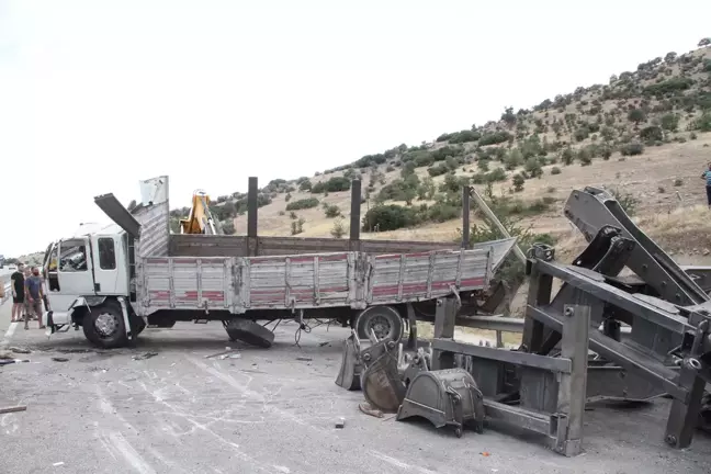 Kula'da kamyon devrildi, yol trafiğe kapandı