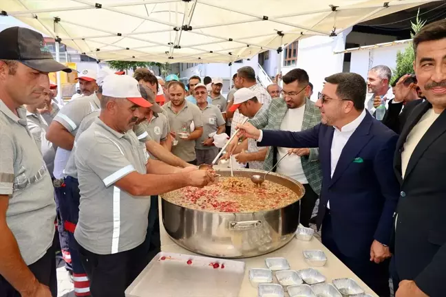 Nevşehir Belediye Başkanı Rasim Arı, muharrem ayı dolayısıyla aşure dağıttı