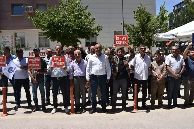 Van'da işten çıkarılan işçiler İpekyolu Belediyesi önünde eylemlerini sürdürüyor