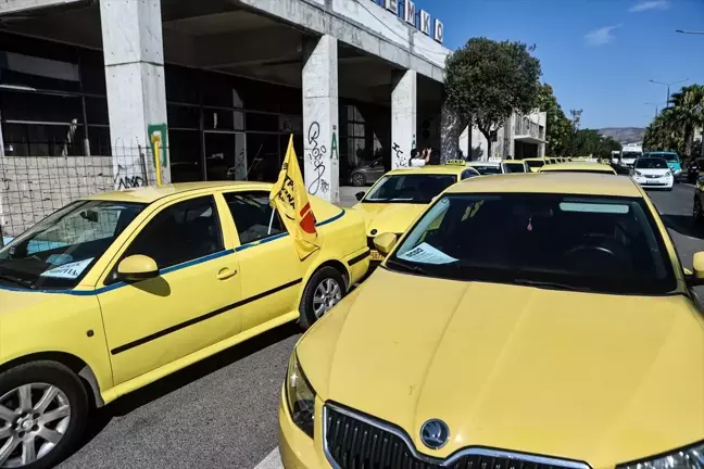 Atina'da Taksiciler Yasa Tasarısını Protesto Etmek İçin Grevde