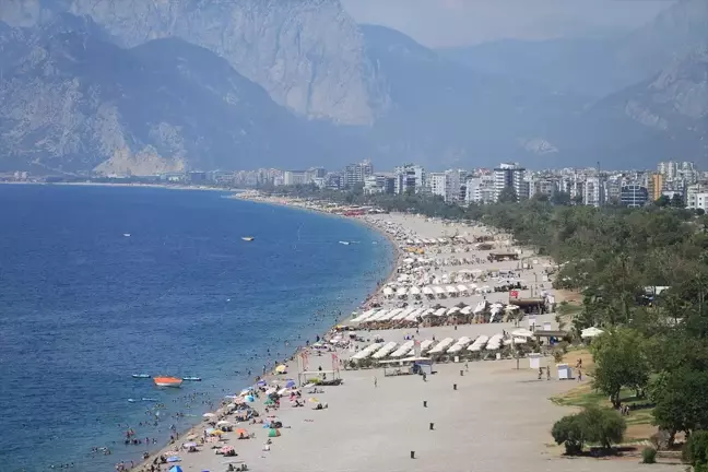 Antalya'da Sahillerde Yoğunluk Yaşandı