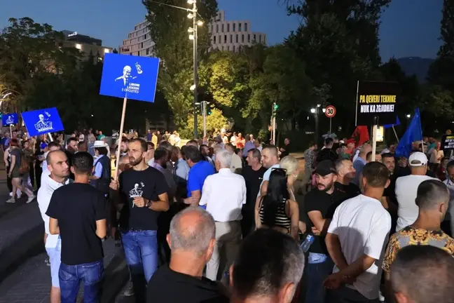 Arnavutluk'ta Hükümet Karşıtı Protesto Düzenlendi