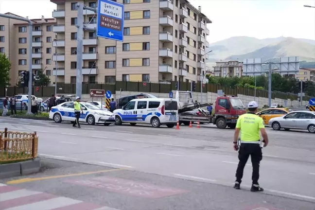 Erzurum'da hafif ticari araç otomobille çarpıştı: 8 yaralı