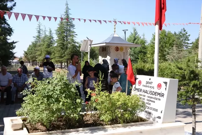 15 Temmuz kahramanı şehit Ömer Halisdemir'in kabrinde yoğunluk yaşanıyor