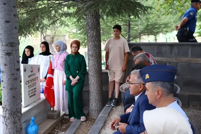 15 Temmuz şehidi komiser yardımcısı Cennet Yiğit, kabri başında anıldı