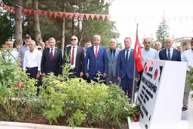 TEMAD Genel Başkanı Hamza Dürgen ve beraberindekiler Şehit Ömer Halisdemir'in kabrini ziyaret etti