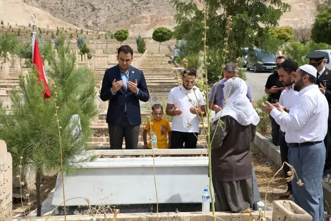 Hasankeyf Kaymakamı İmrak şehit kabirlerini ziyaret etti