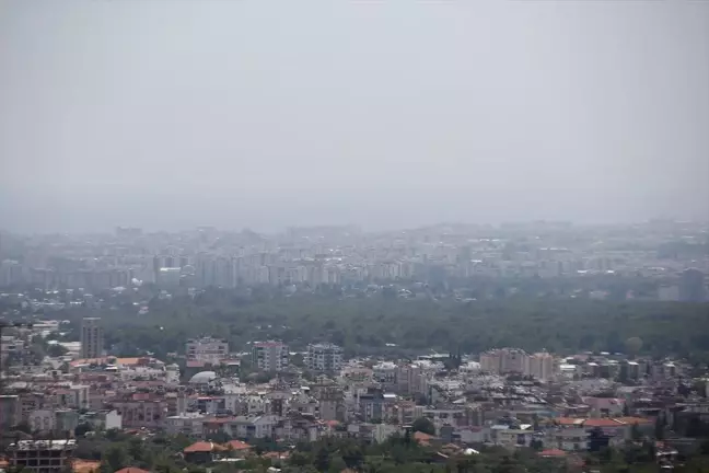 Antalya'da Yüksek Sıcaklık ve Nem Sahilleri Doldurdu