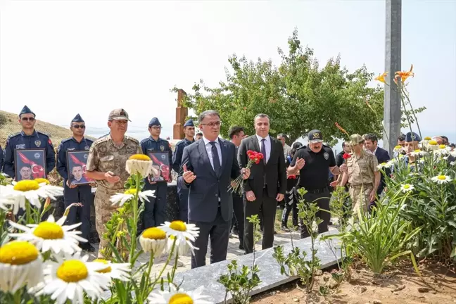 Van'da keşif uçağı kazasında şehit olan 2 pilot ve 7 emniyet mensubu anıldı