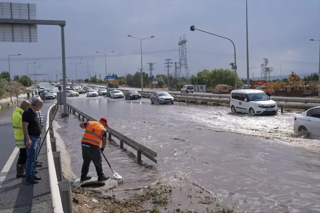 Ankara'da Sağanak Yağış Trafiği Olumsuz Etkiledi