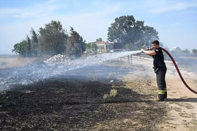 Edirne'de biçilmiş buğday tarlasından çıkan yangın söndürüldü